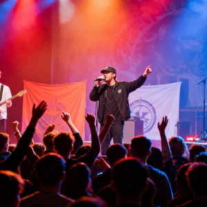 爱尔兰说唱团Kneecap被加拿大拒绝入境引争议